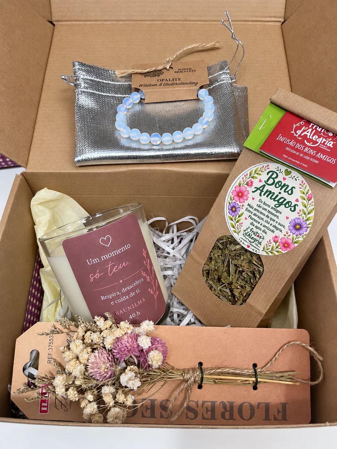 Box Bons Amigos com vela, infusão, pulseira e flores secas
